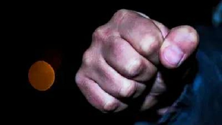Οι δράστες φέρεται να χτύπησαν το θύμα με κλωτσιές, μπουνιές αλλά και μεταλλικά αντικείμενα