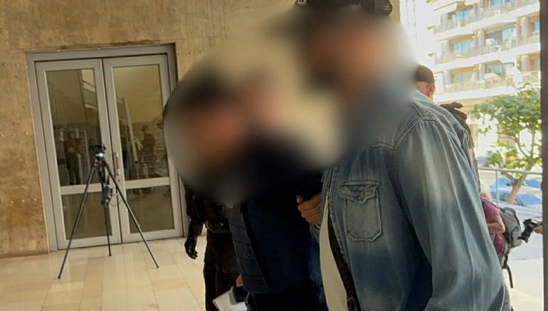 Ο 50χρονος καθ’ ομολογίαν αδελφοκτόνος οδηγείται στα Δικαστήρια